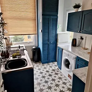 https://the-pink-bath-pad-3-bedroom-seaside-apartment.yorkshirehotels.net